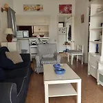 Semesterbostad Lovely 2 Bedroom With Parking