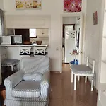 Lovely 2 Bedroom With Parking Semesterbostad