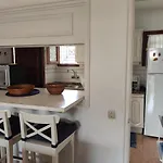 Semesterbostad Lovely 2 Bedroom With Parking