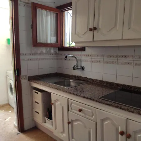 Lovely 2 Bedroom With Parking *