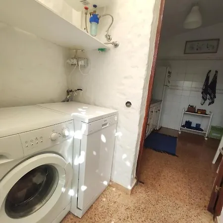 Lovely 2 Bedroom With Parking *