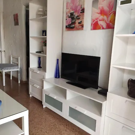 Lovely 2 Bedroom With Parking *