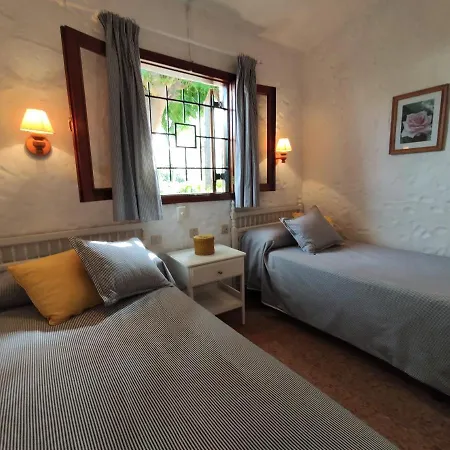 Feriehus Lovely 2 Bedroom With Parking