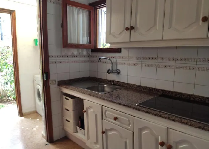 Lovely 2 Bedroom With Parking *