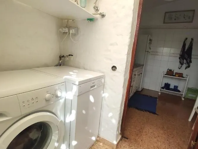 Lovely 2 Bedroom With Parking *