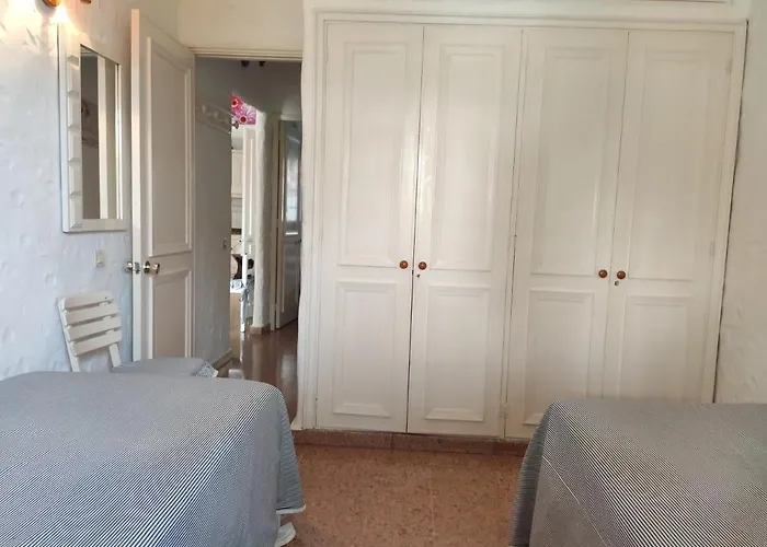Lovely 2 Bedroom With Parking *