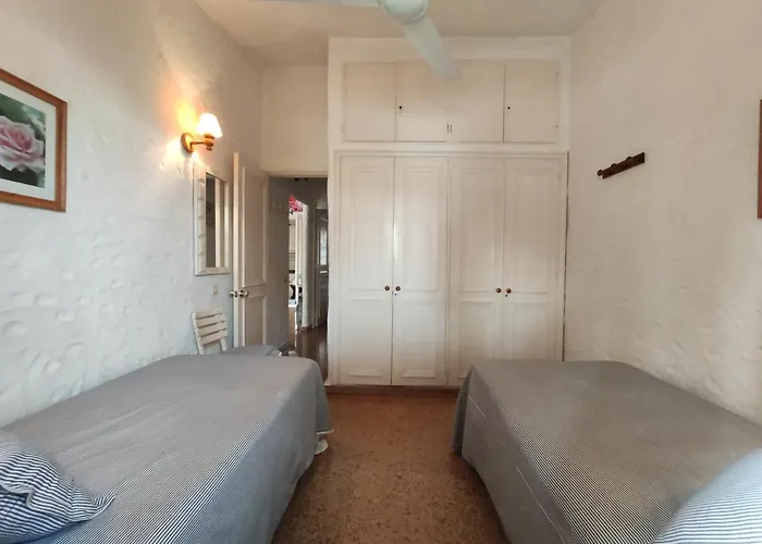Lovely 2 Bedroom With Parking *