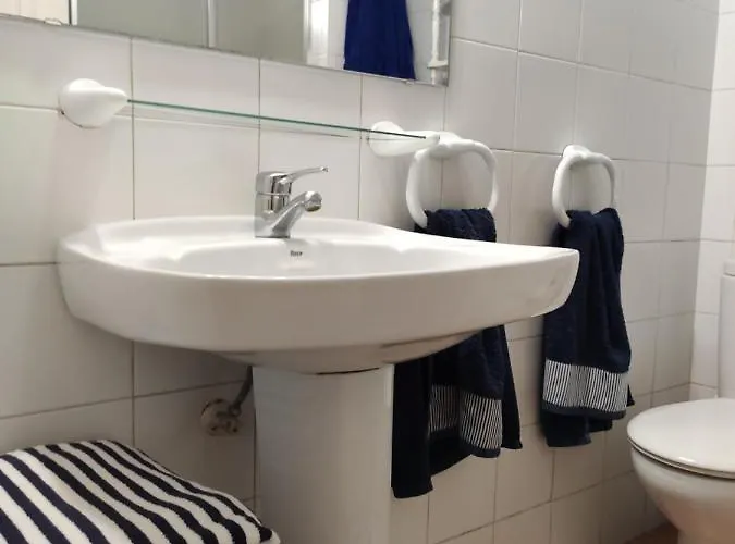 Hébergement de vacances Lovely 2 Bedroom With Parking *